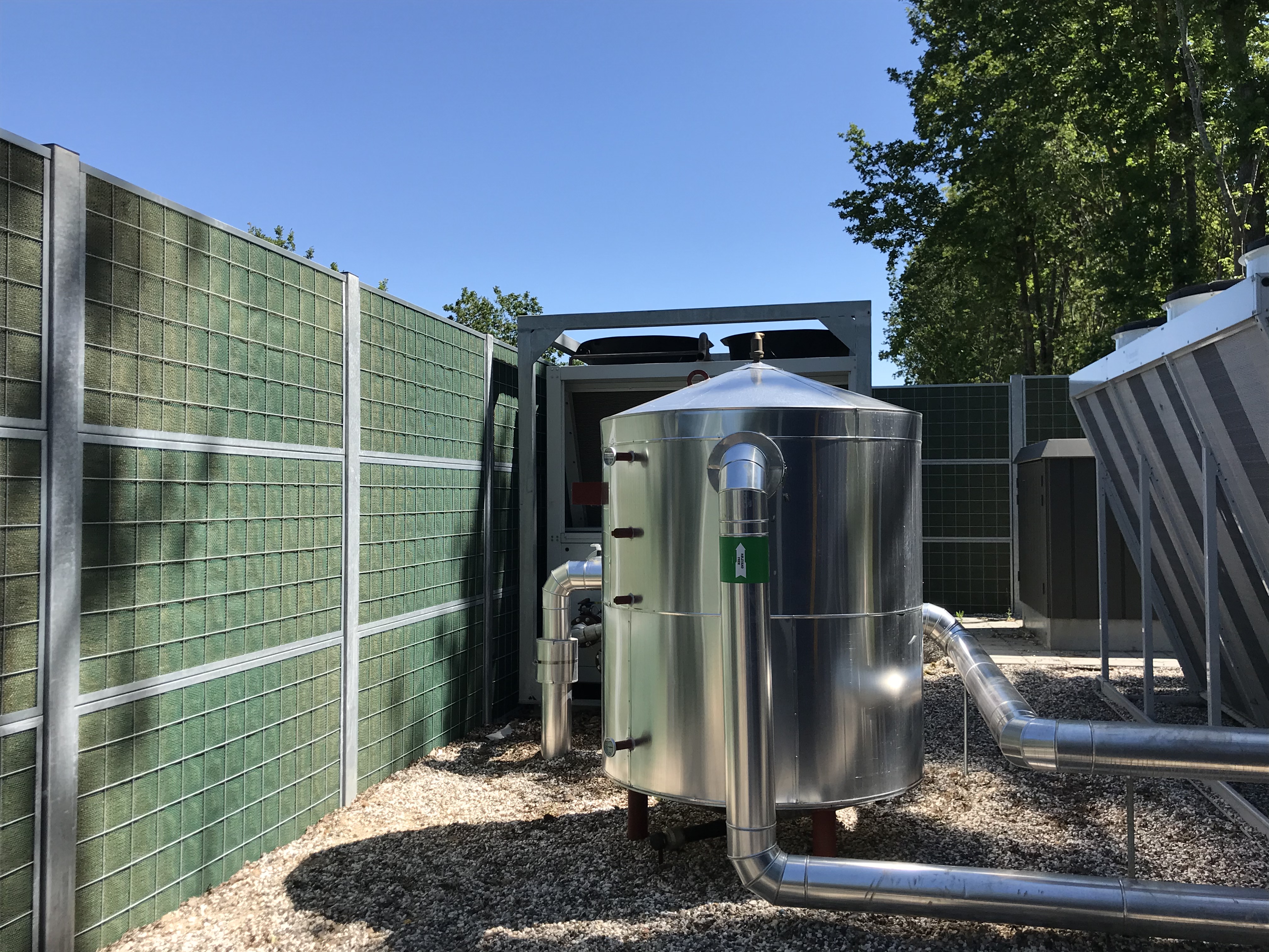 Ett Noistop® Steel bullerplank från Poda Stängsel monterat för att minska bullret från en värmepump.