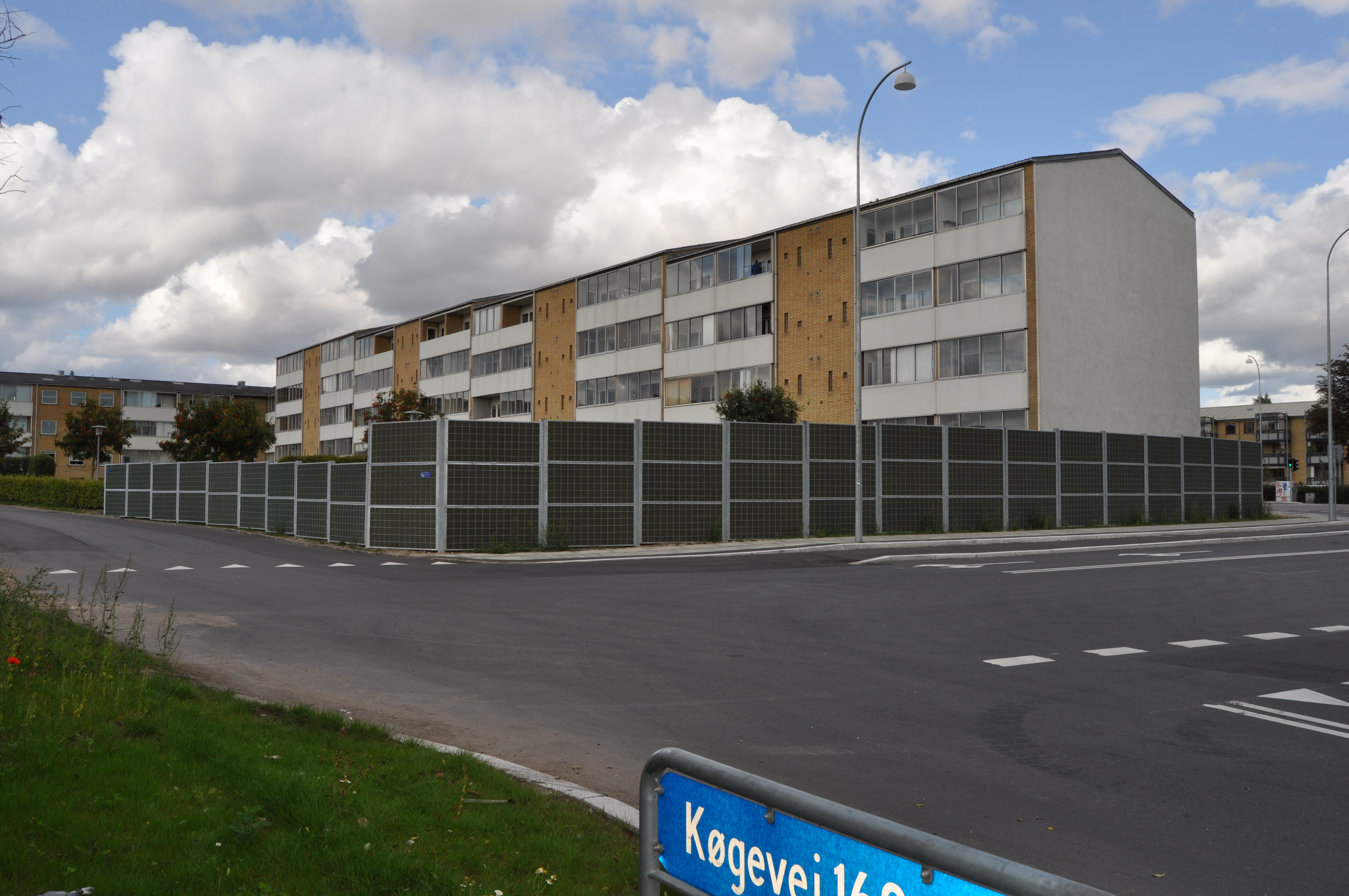 Ett Noistop® Steel bullerplank från Poda Stängsel monterat som avskärmning från trafiken vid en bostad.