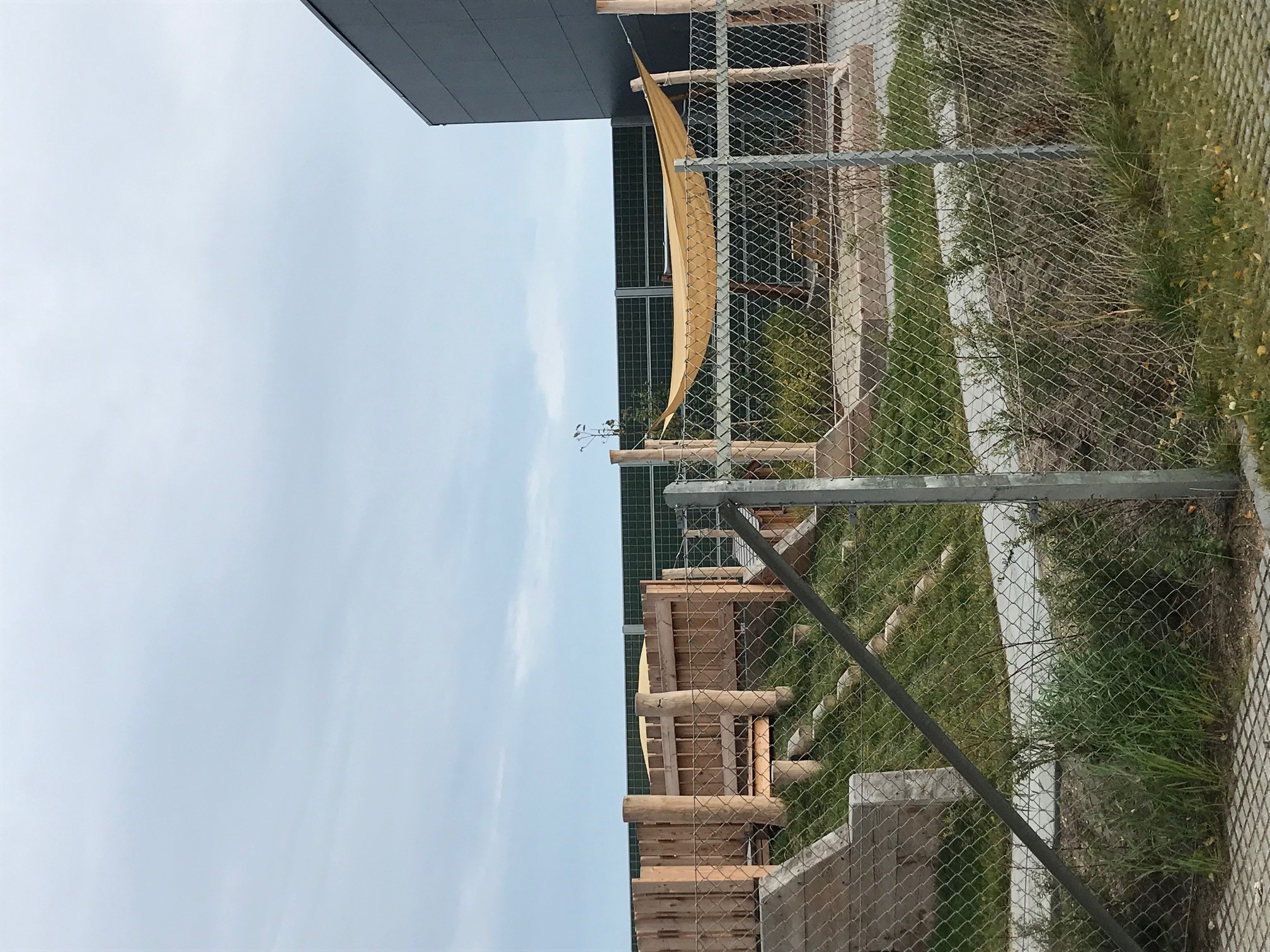 Ett Noistop® Steel bullerplank från Poda Stängsel monterat vid ett dagis